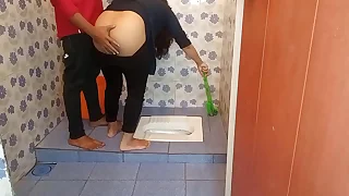 बाथरूम साफ कर रही भाभी को पकड़ कर पेल दिया ! Bhabhi XXX Sex